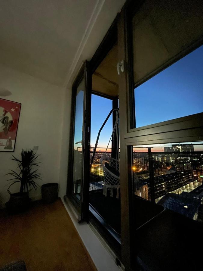 Whitechapel Two Bedroom Luxury Apartment - Free Private Parking - City Views London Exterior foto