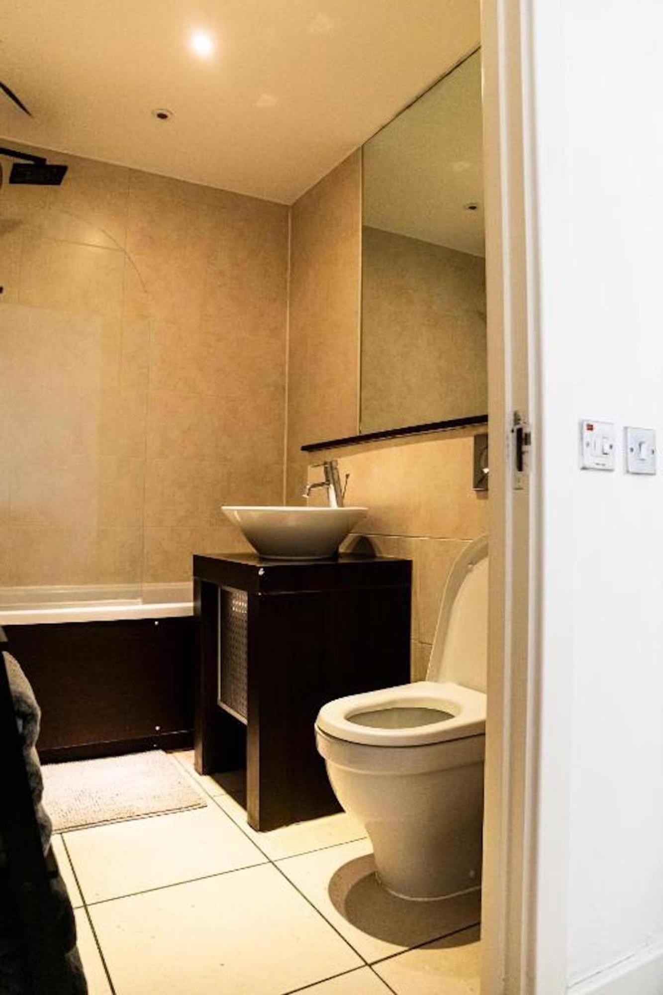Whitechapel Two Bedroom Luxury Apartment - Free Private Parking - City Views London Exterior foto